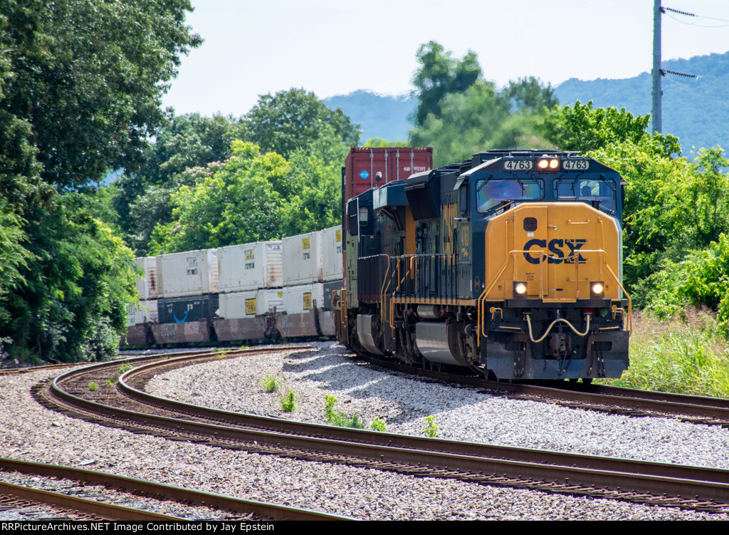 CSX 4763 leads I142 around the bend at Bridgeport 